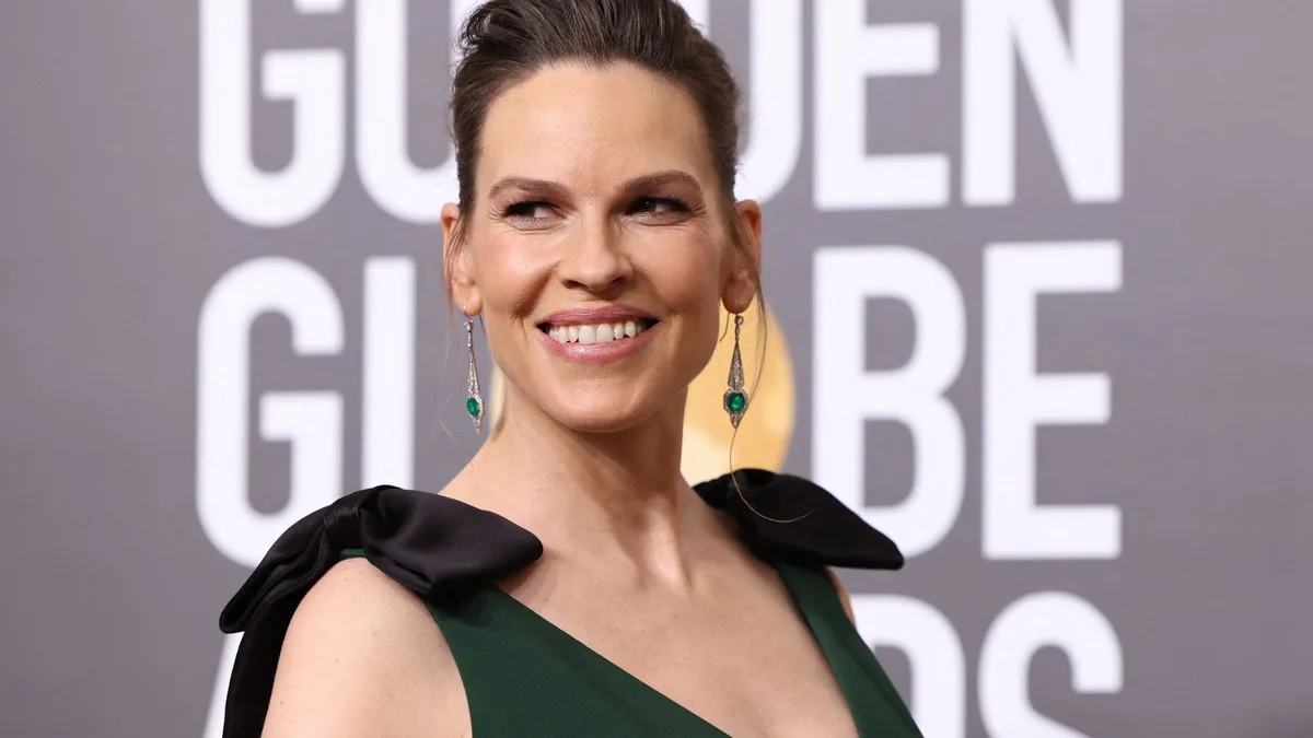 Hilary Swank habló de las ventajas de ser madre después de los 45 años: "Soy mucho más paciente"