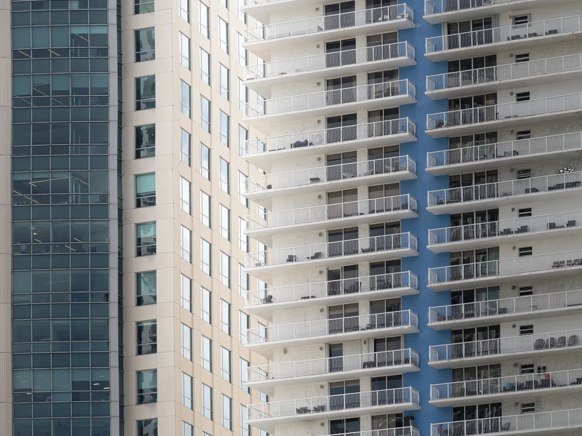Los condominios en Miami vuelven a moverse, pero ahora los bancos miran el edificio completo antes de prestar