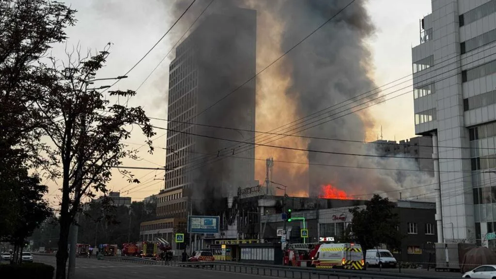 Ukraine: des drones russes visent un centre commercial à Dnipro et blessent plusieurs civils