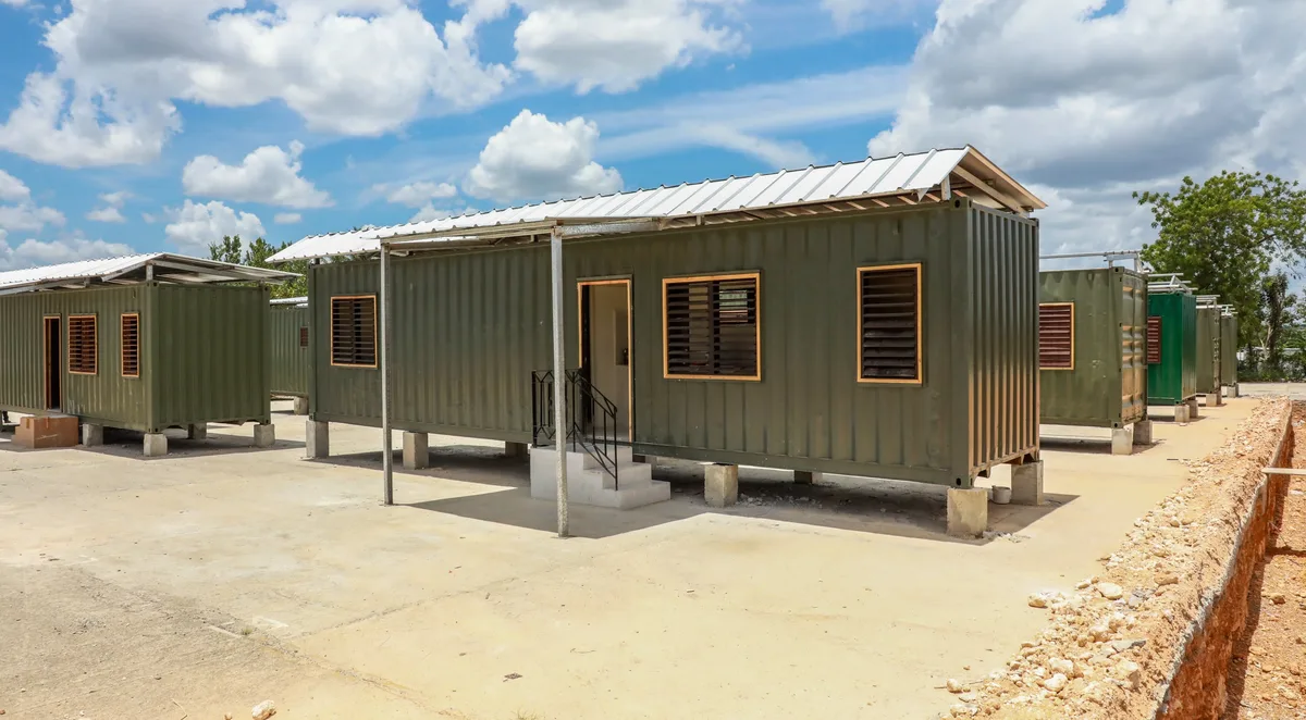La dictadura cubana impulsa viviendas con contenedores para atender a grupos vulnerables ante el déficit habitacional