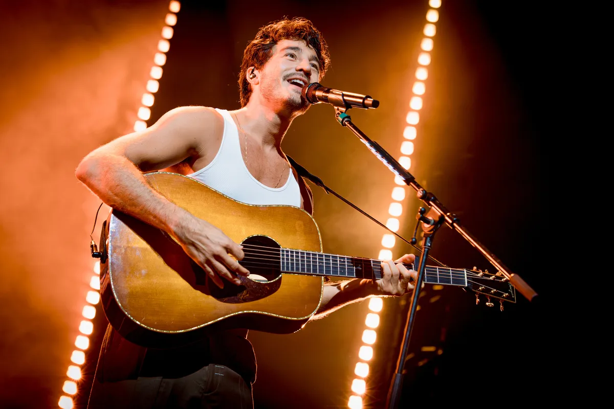 Tiago Iorc celebra aniversário de “Troco Likes” no Rio de Janeiro em noite contagiante