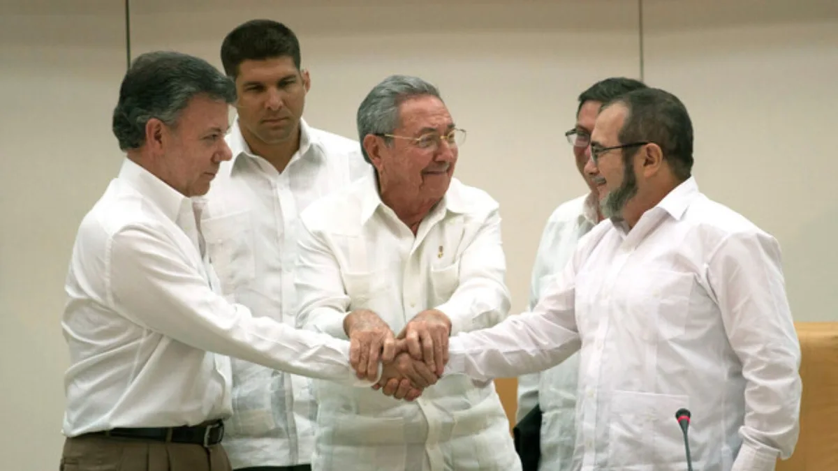 Juan Manuel Santos recordó el pacto que selló con ‘Timochenko’ al iniciar los diálogos de paz, que cumplen 10 años: “Nos hemos tratado de matar”