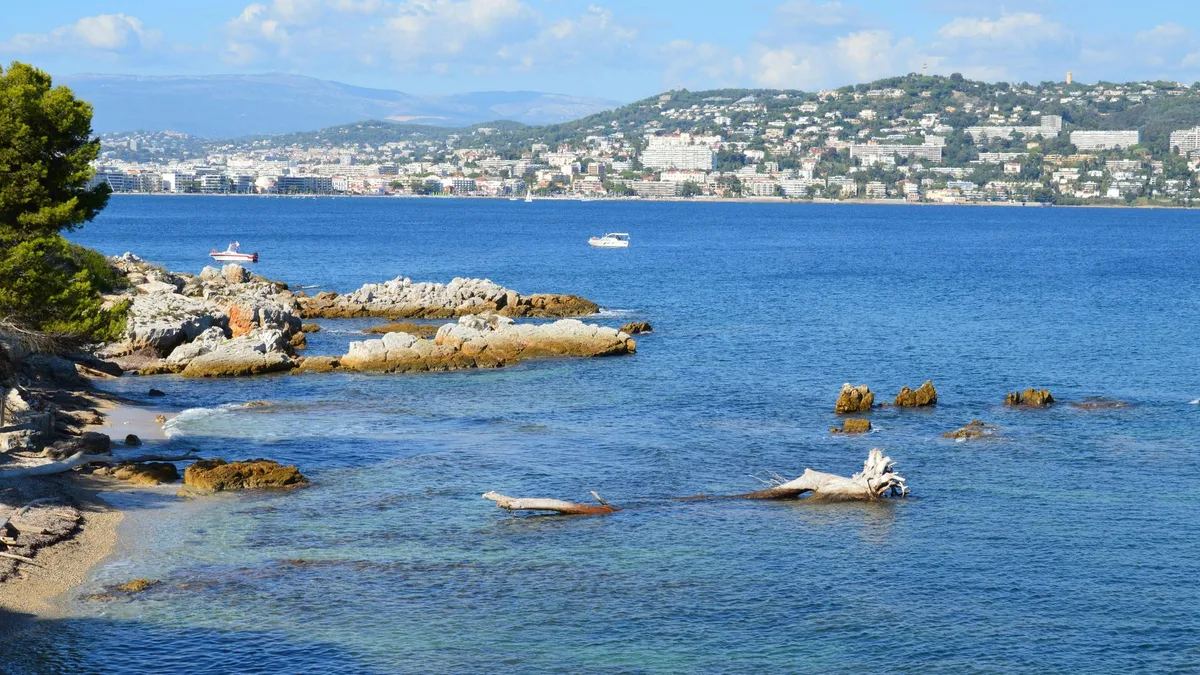Près de Cannes, un disparu et 10 blessés après une collision entre deux bateaux
