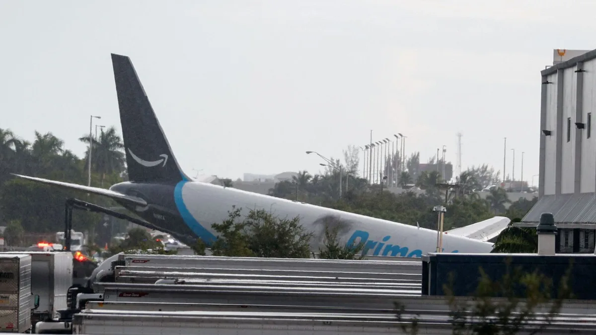 Al menos cinco muertos al estrellarse un avión de Amazon tras salirse de la pista y embestir varios vehículos en Miami