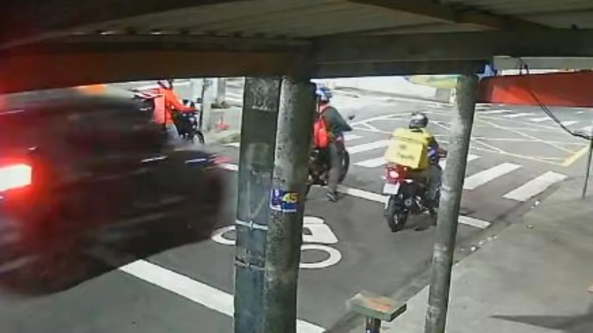 Motorista é preso após colidir com entregador que estava parado no semáforo em Fortaleza; vídeo