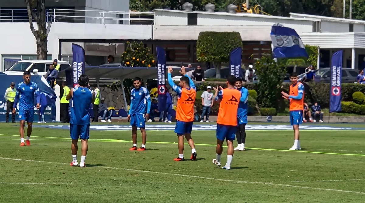 Erik Lira es consentido por Cruz Azul y su afición antes de enfrentar al América
