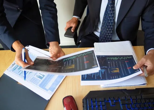 Carga tributaria superior al 60 % desestimula la formalización de empresas, según experto