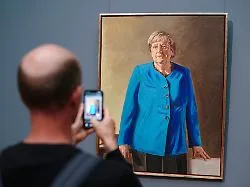 Besucherzahlen fast verdoppelt: Merkel-Porträt bleibt wegen großen Andrangs länger im Museum