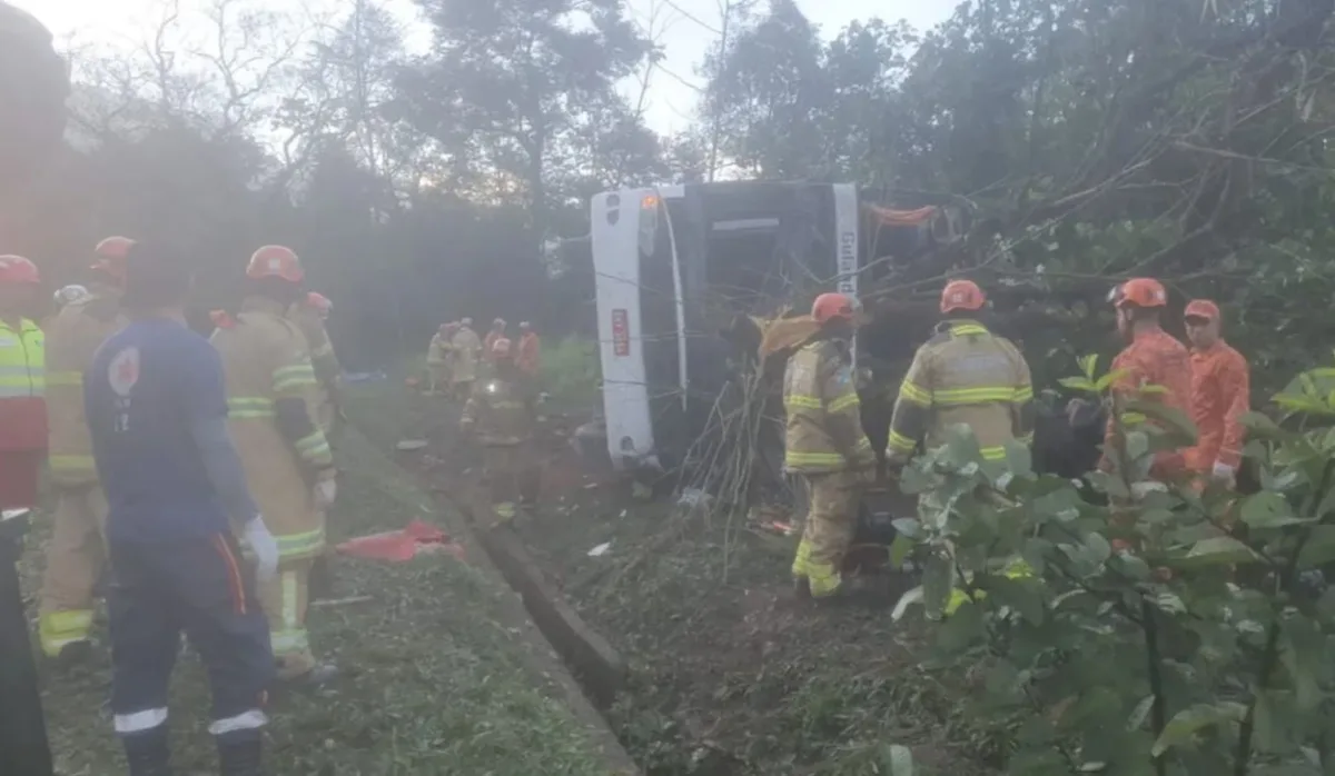 Acidente com ônibus na Serra de Petrópolis, no Rio, deixa ao menos 10 mortos