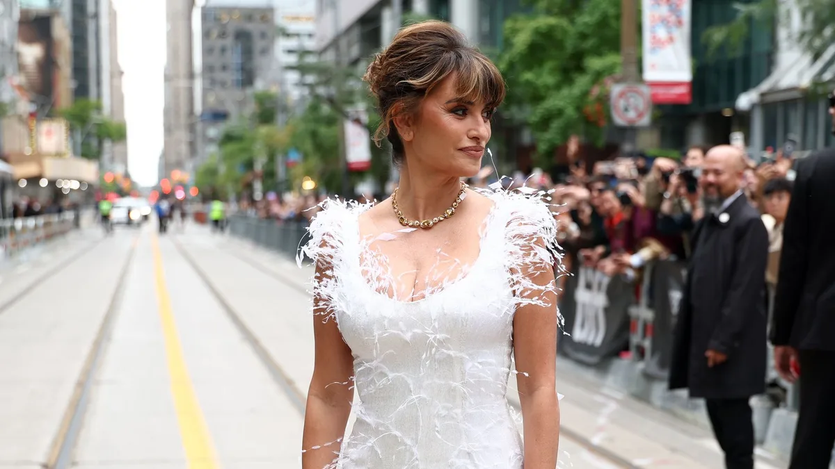 Penélope Cruz vuelve a confiar en las plumas con un espectacular vestido blanco que realza la cintura