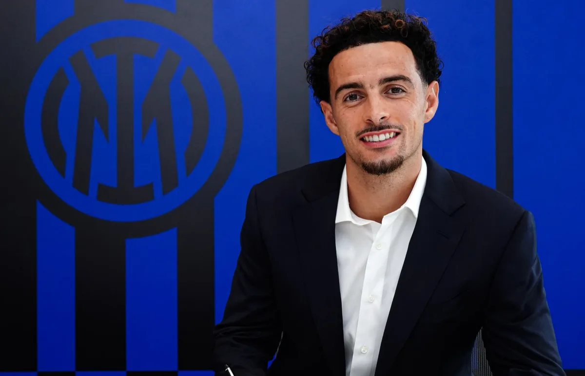 Inter de Milão anuncia meio-campista Curtis Jones, seu 3º reforço inglês para nova temporada