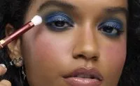 Marca de Selena Gomez lança lip oil stick 3 em 1 no Brasil