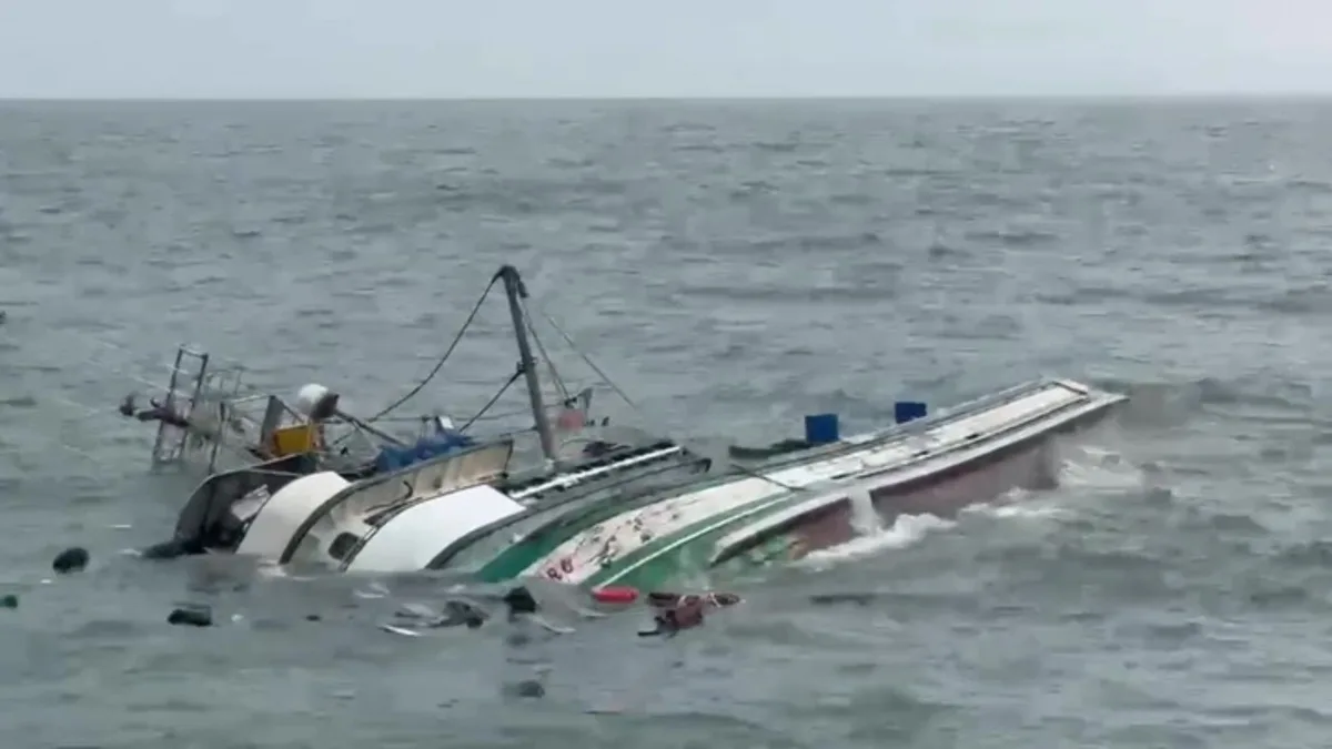 Barco de pesca naufraga no litoral do RS e momento é registrado em VÍDEO; todos conseguiram se salvar