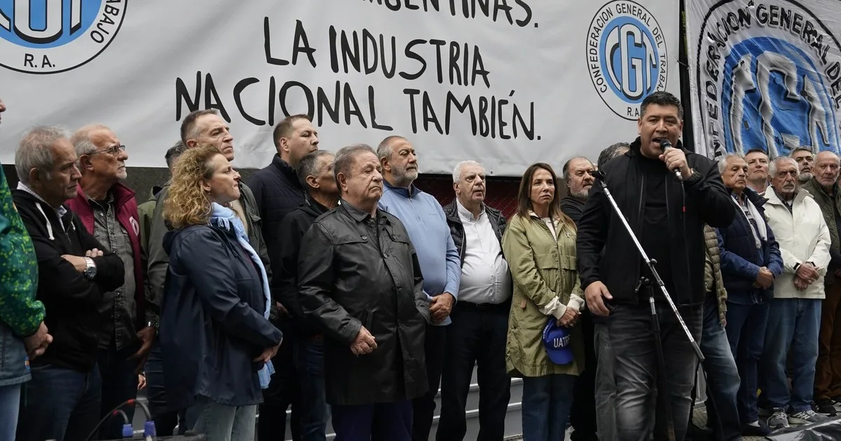La CGT marchó por la crisis en la industria: pidió al Gobierno una mesa de diálogo, pero amenazó con "hacer tronar el escarmiento"