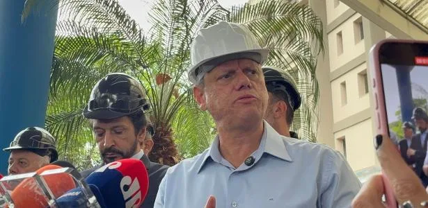 Tarcísio diz não saber de repasse a 'Dark Horse' e caber a Flávio explicar
