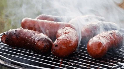 Dicas para preparar o churrasco de linguiça perfeito no dia de futebol