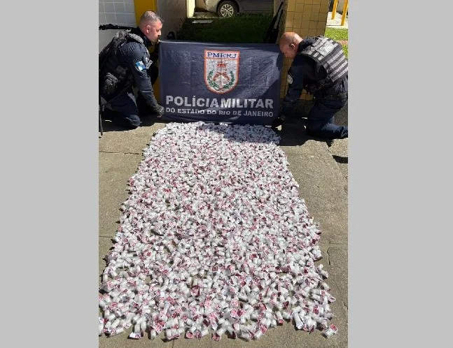 Denúncia anônima leva policiais a esconderijo com 13 kg de cocaína em São Pedro da Aldeia