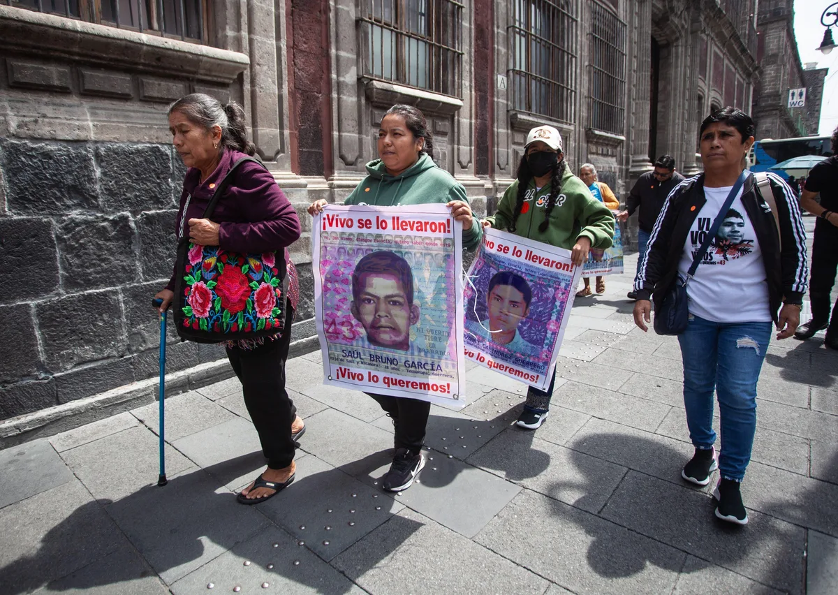 Padres de Ayotzinapa rechazan información sobre 20 bolsas con restos: “Es falsa e imprecisa”