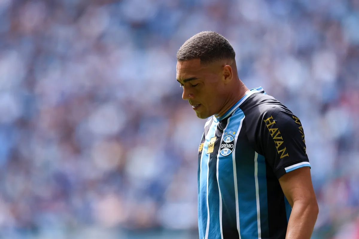 Mais isolado? Carlos Vinicius tem uma finalização em três jogos do Grêmio, e Renato busca solução