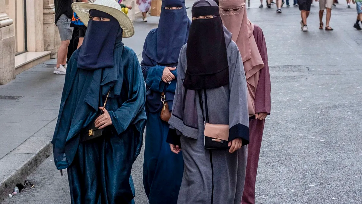 "Una cuestión de civilización": Meloni la emprende con los 'coles' e impone un límite de extranjeros y la prohibición del burka