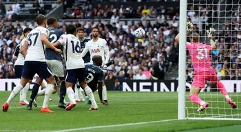 Tottenham volta a perder em Inglaterra com Mateus no `onze`