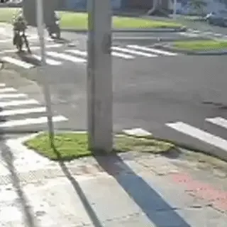Motos colidem em cruzamento e três ficam feridos no Tiradentes