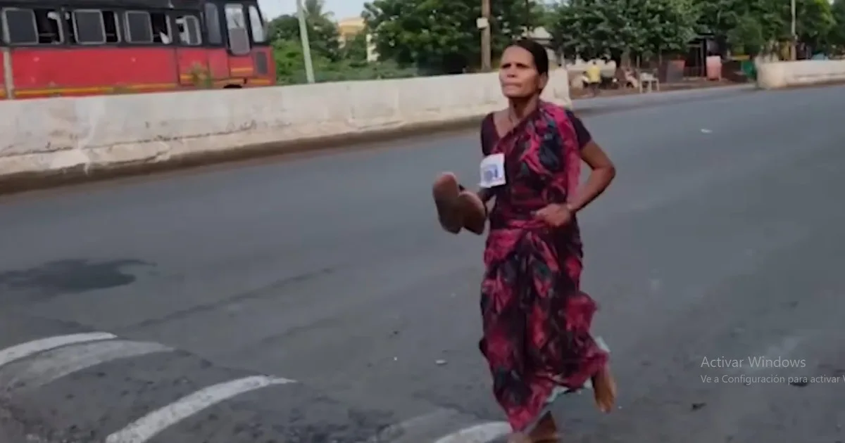 Corrió 3 kilómetros descalza para ganar un premio que destinó a la formación de sus hijas: "Mientras esté viva, debo hacer todo lo posible para darles una buena educación"