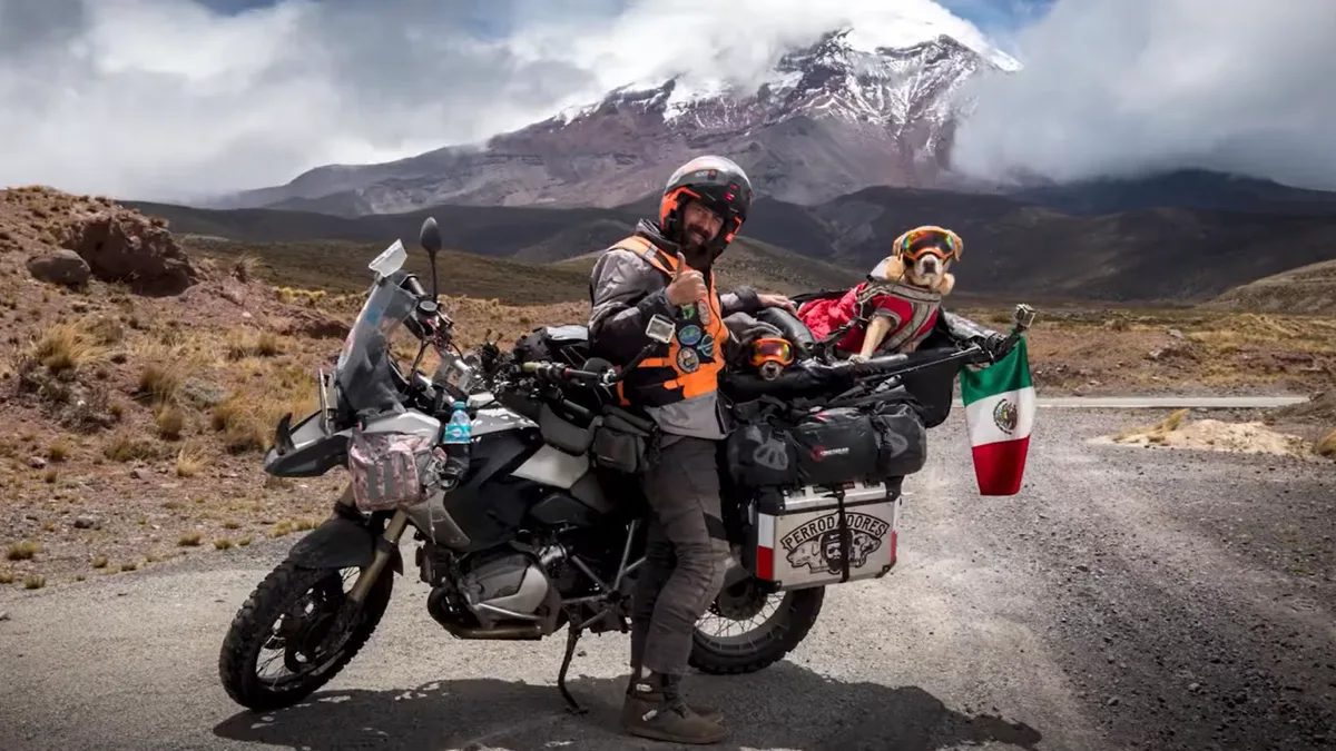 Dejó atrás su vida y recorre Suramérica en moto con una inesperada compañera que le cambió el viaje
