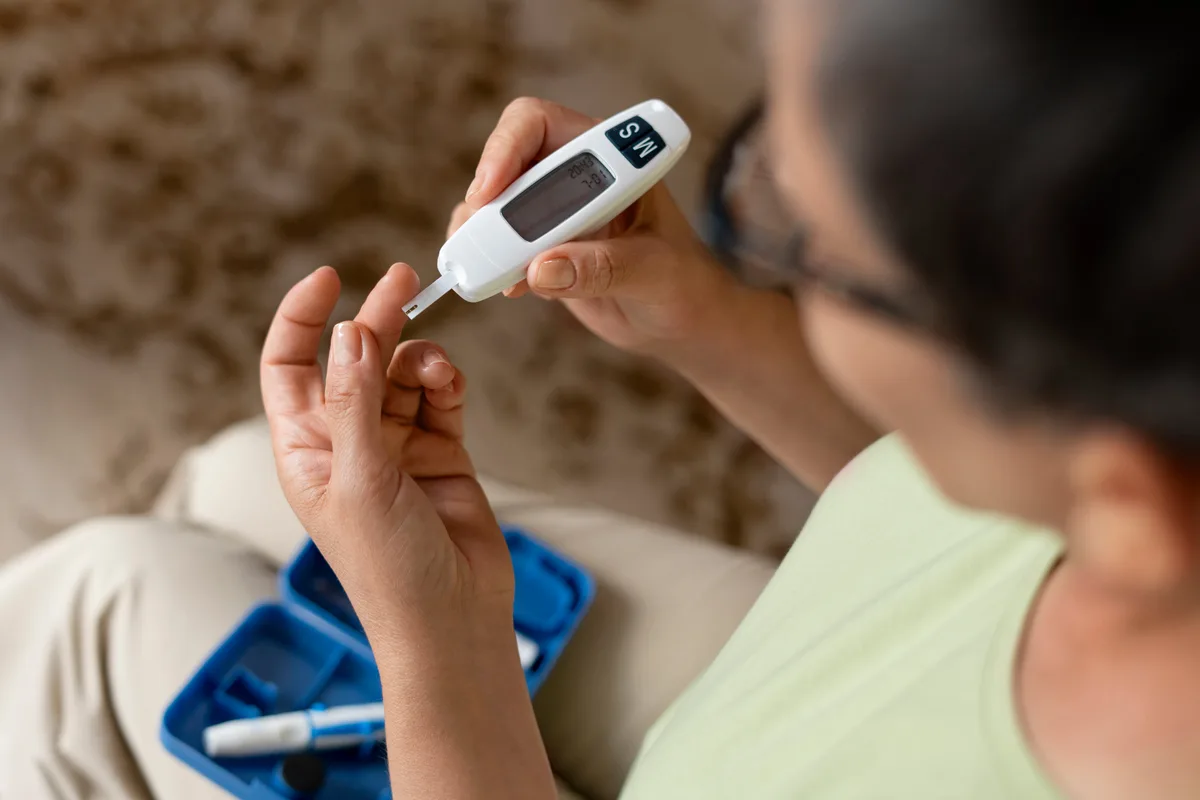 Adiós a los pinchazos en los dedos para medir el azúcar: llega a las farmacias de España el primer dispositivo “sin aguja y sin dolor” para pacientes con diabetes