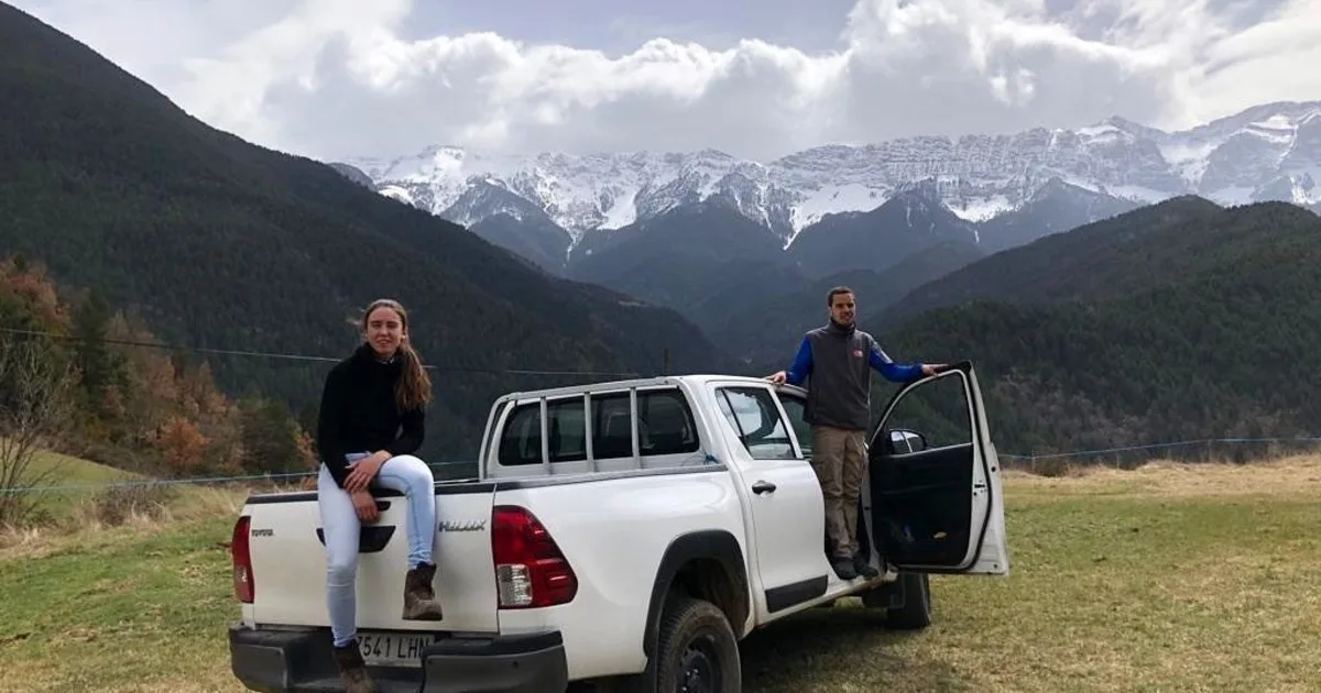 Claudia (26 años) y Bernat (31 años) tienen una granja de cabras en los Pirineos: “Cada vez menos personas se quieren dedicar a esto y es un trabajo que te enraíza al territorio y a la vida”