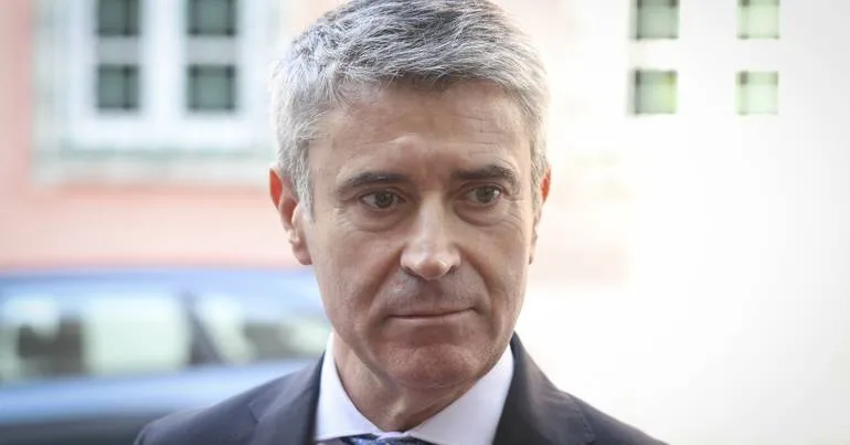 Carneiro acusa Montenegro de "branquear caos" nos exames