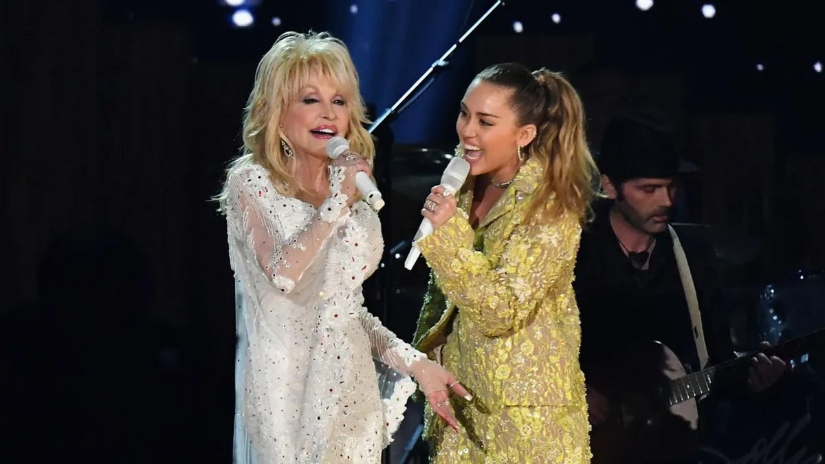 Trauer um Countrystar: Dolly Parton und Miley Cyrus: „Wie eine eigene Tochter“
