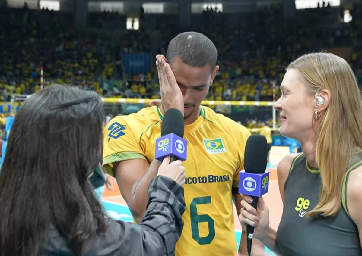Adriano chora após vaga do Brasil e lamenta preconceito: "Alvos de ódio que não deveria existir"