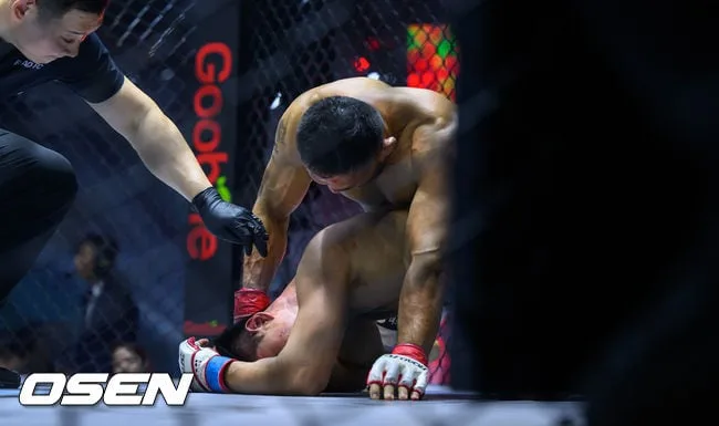 [사진]파운딩 TKO 승리 해내는 신동국