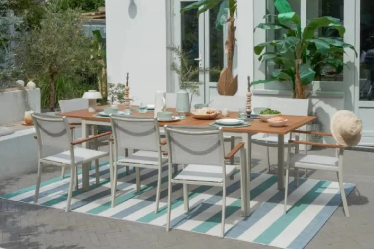 Este conjunto de jardín para 8 personas tiene mesa extensible, no se oxida y ahora cuesta 150 euros menos