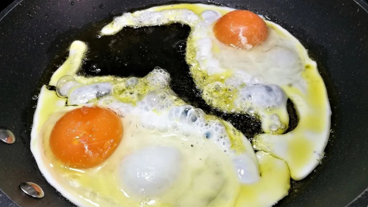 Los nutricionistas recomiendan: los huevos fritos perfectos no se acompañan con bacon, sino con tiras de pollo y espinacas