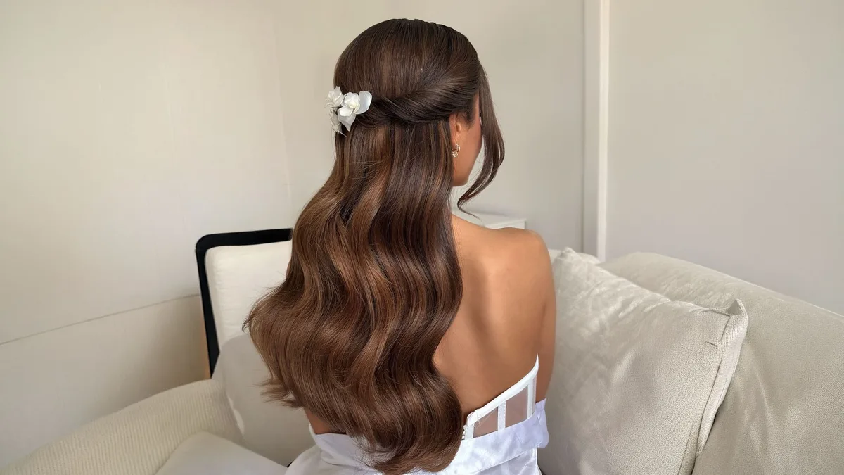Javier Mateo, estilista, sobre el momento perfecto de hacerse mechas antes de la boda: "Este margen de tiempo permite que el color se asiente"