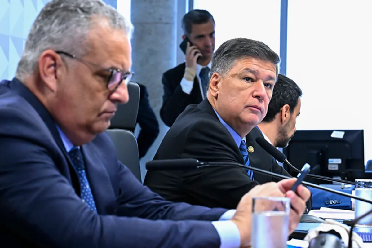 Oposição apresenta assinaturas para criar CPMI do Lulinha