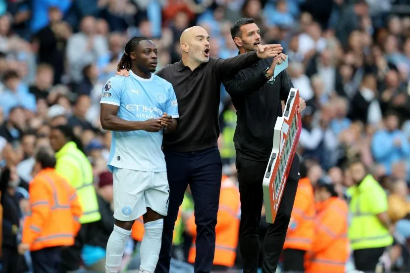 Menacé de lourdes sanctions, Manchester City s'efforce de garder le sourire avant de se rendre à Anfield