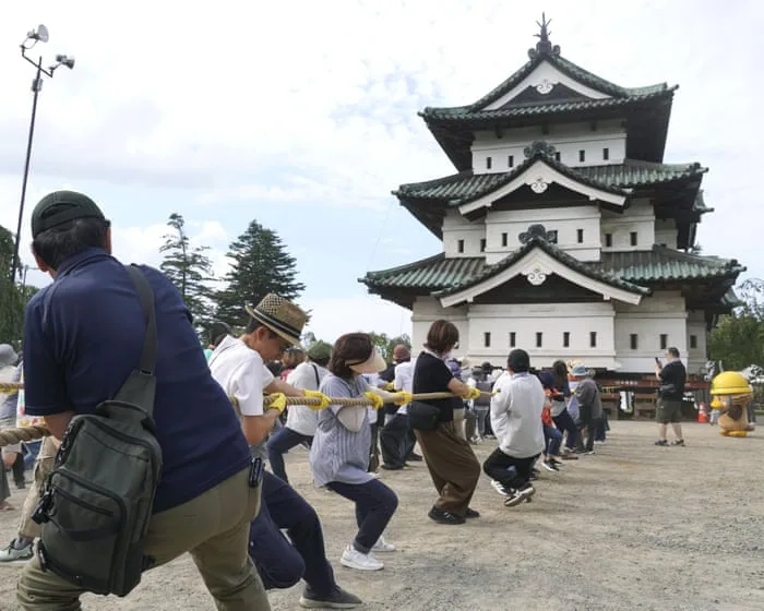 Japan enlists 1,800 people to drag a 360-tonne castle keep using ropes and rollers