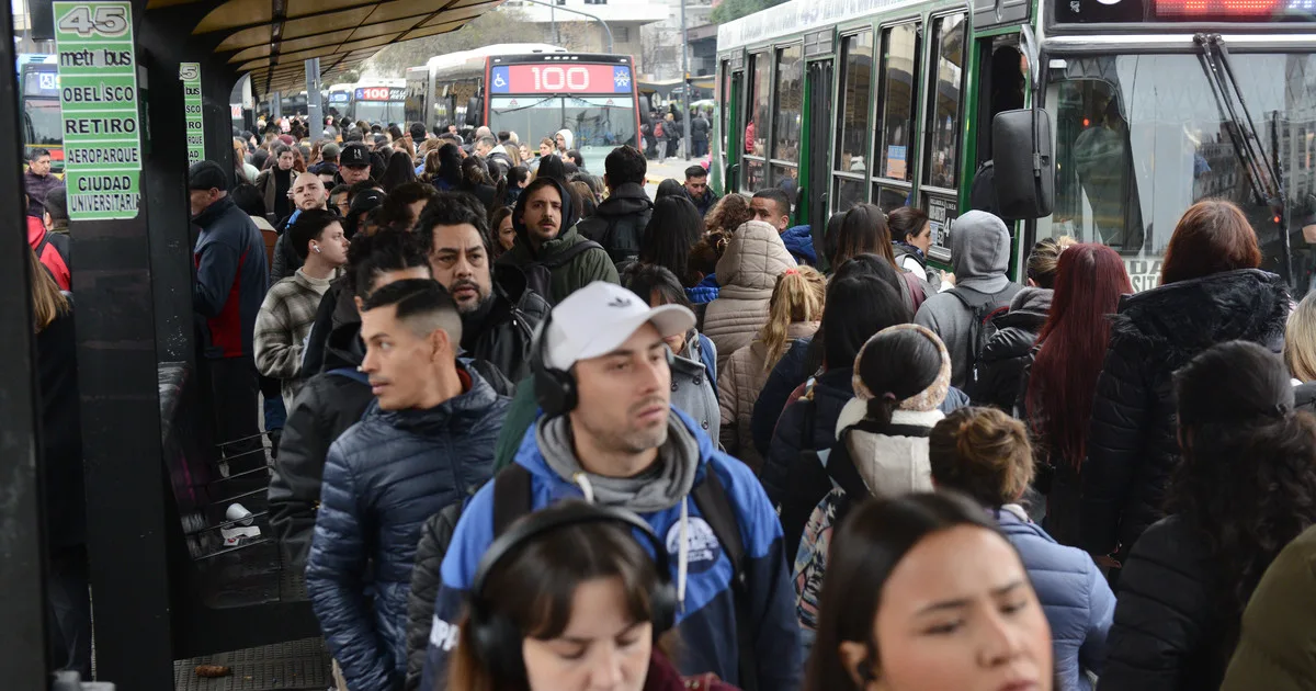 La carrera entre inflación y salarios: según un informe del Gobierno, un grupo de gremios grandes tuvo caídas mayores a 10%