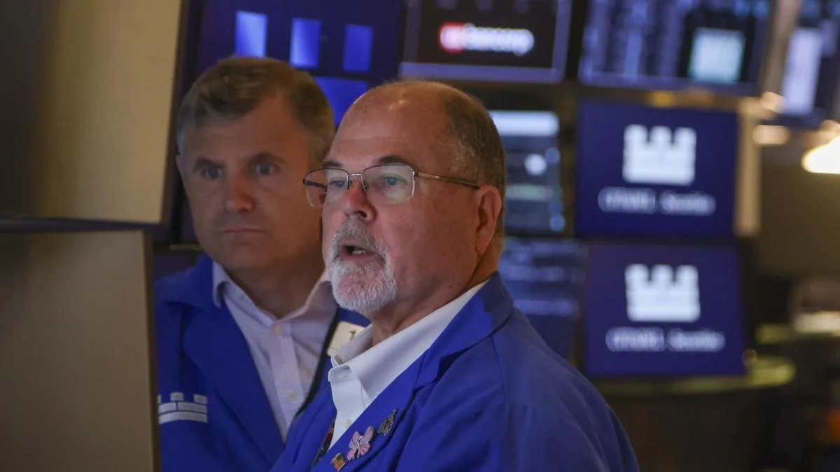 Wall St dips as Iran stalemate lifts oil price, yields