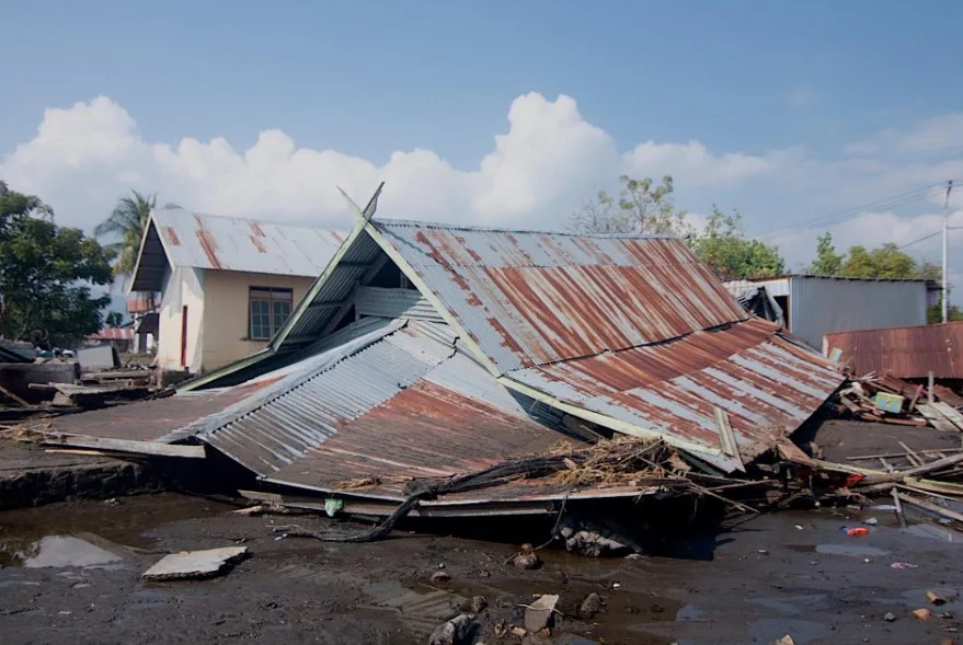 Terremoto de magnitud 7,7 en Indonesia dejó al menos 38 muertos y miles de desplazados
