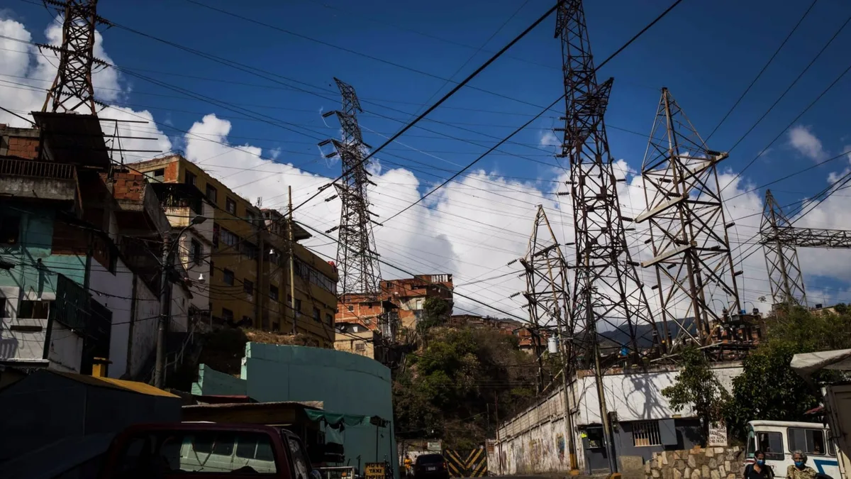 Mérida se une a la reducción de la jornada laboral y pide a comercios la autogeneración eléctrica