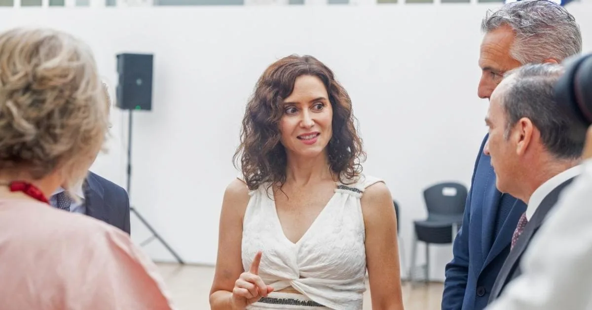 Ayuso regresa tras una semana desaparecida después de su famoso 'chao, pescao' por la crisis del ático