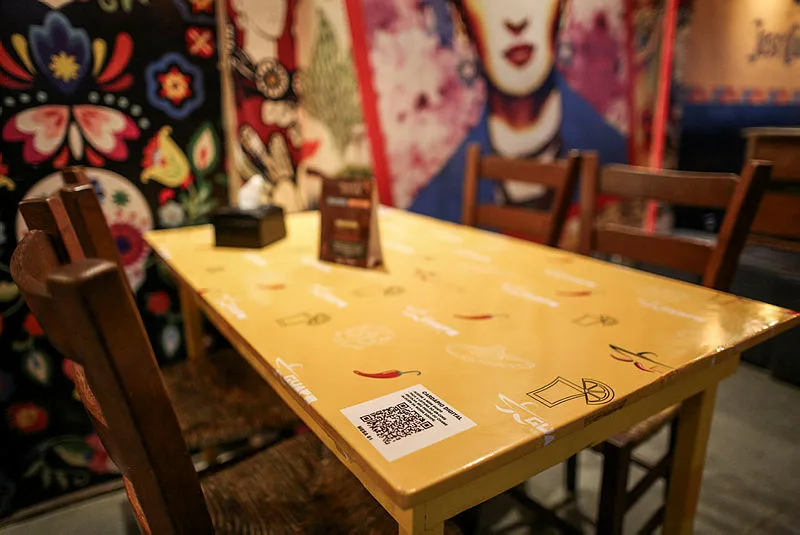 Fim do QR Code? Cardápio físico em restaurantes tem obrigatoriedade aprovada