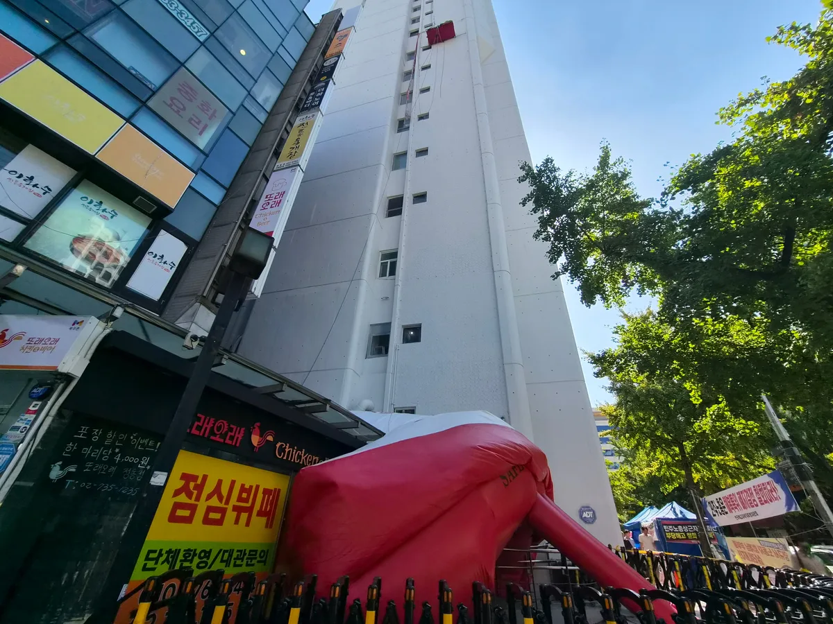 민노총 산하 노조간부 고공농성… 인도 막히고 경찰 24시간 대기