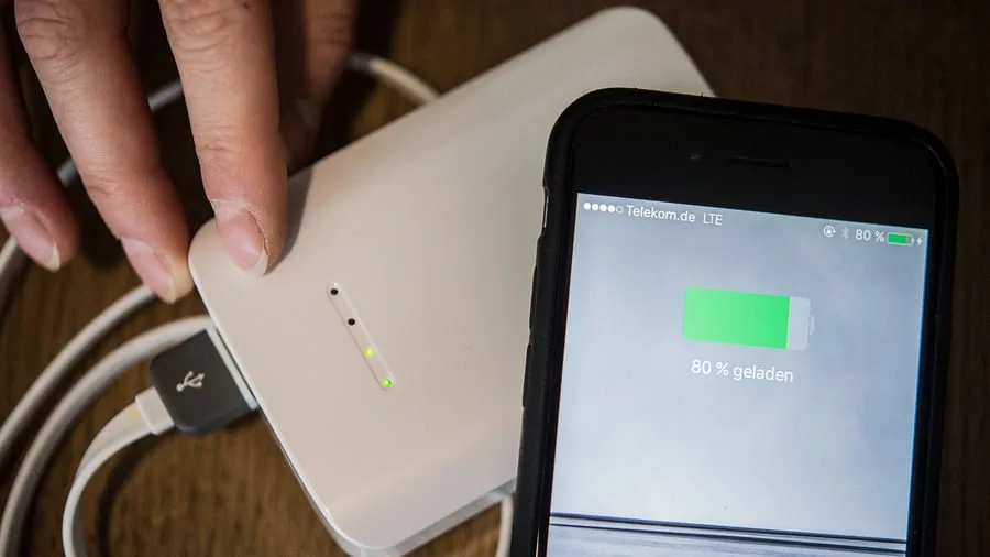 Brandgefahr in großer Höhe: Powerbank im Flieger: Regeln und Anzeichen für kaputte Akkus