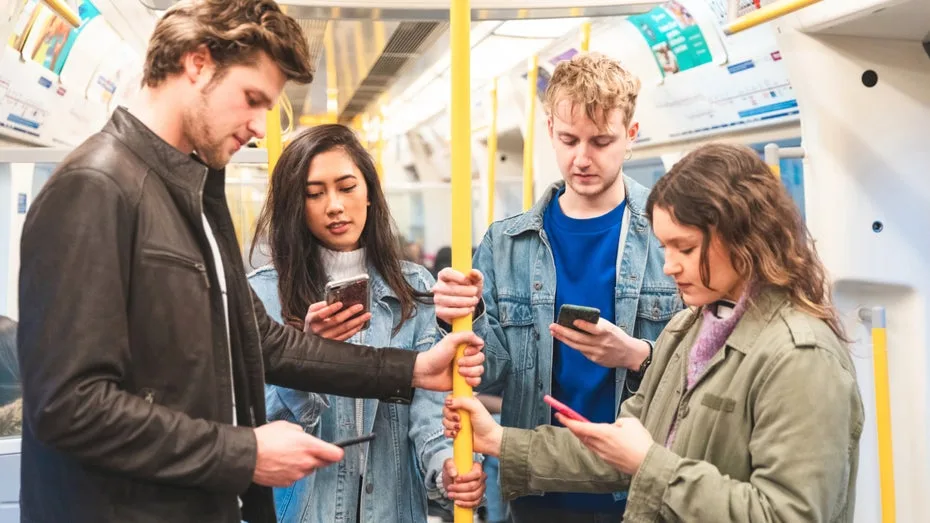 Loudcasting im ÖPNV: Warum Jugendliche ihr Smartphone so laut machen