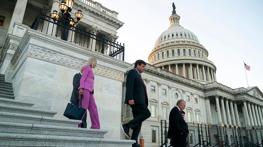 GOP leaders face challenge from lame-duck lawmakers in both parties